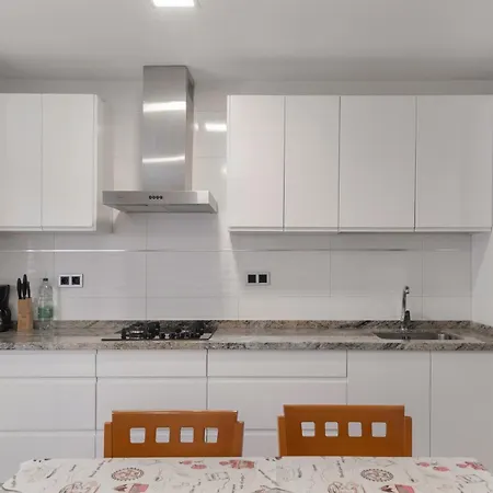 Piso Con Balcón Cerca De La Playa *