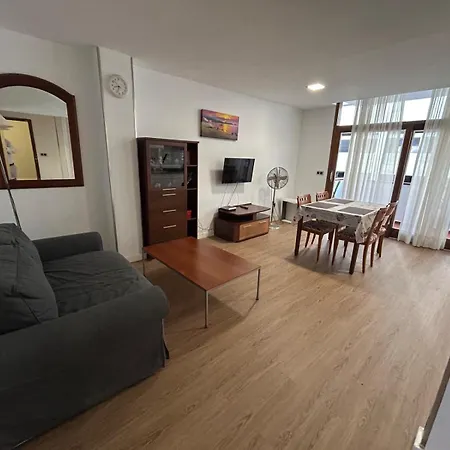 Piso Con Balcón Cerca De La Playa Apartamento